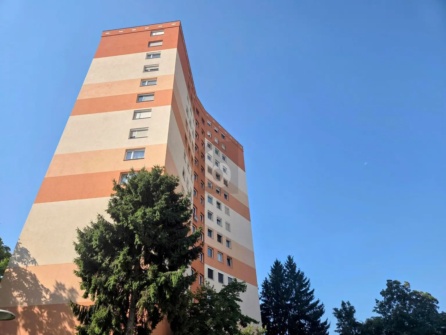 ELEGANT MÖBLIERT, MODERNISIERT UND PERFEKT GESCHNITTEN, MIT BALKON, TIEFGARAGENPLATZ UND VIEL KOMFORT