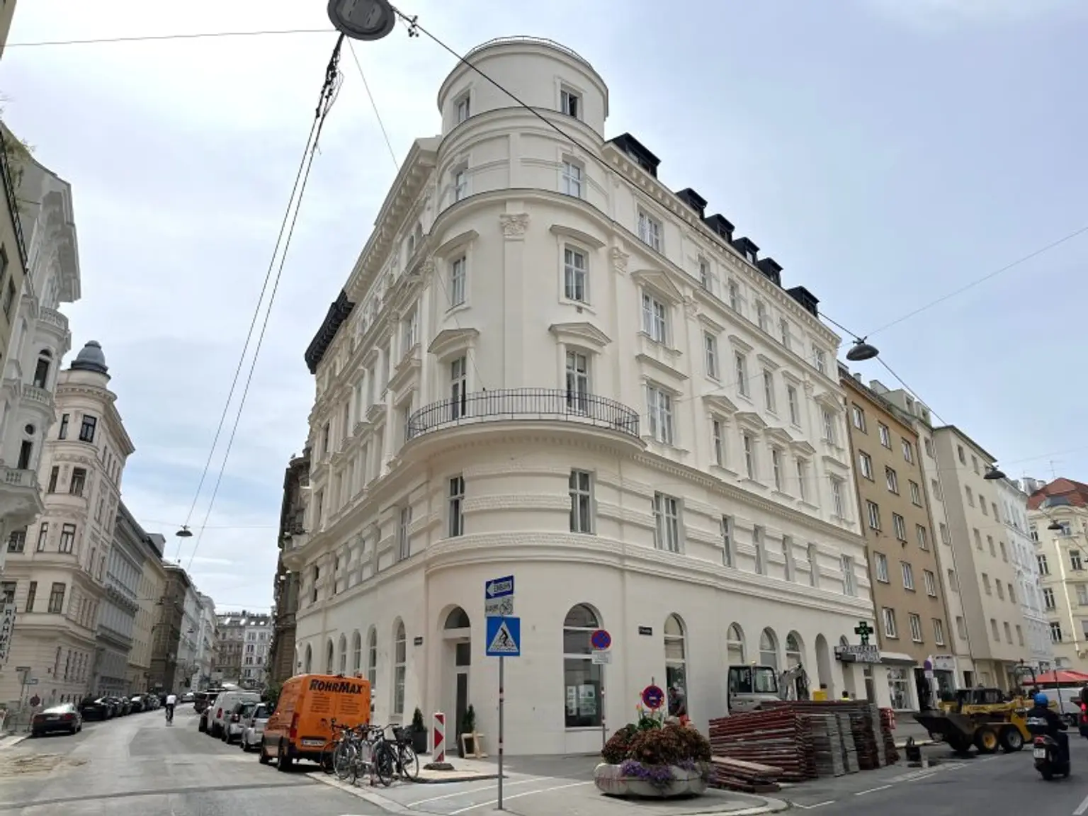 NEU! ERSTBEZUG! Geräumige 1-Zimmerwohnung in wunderschönem Stilaltbau zu vermieten!