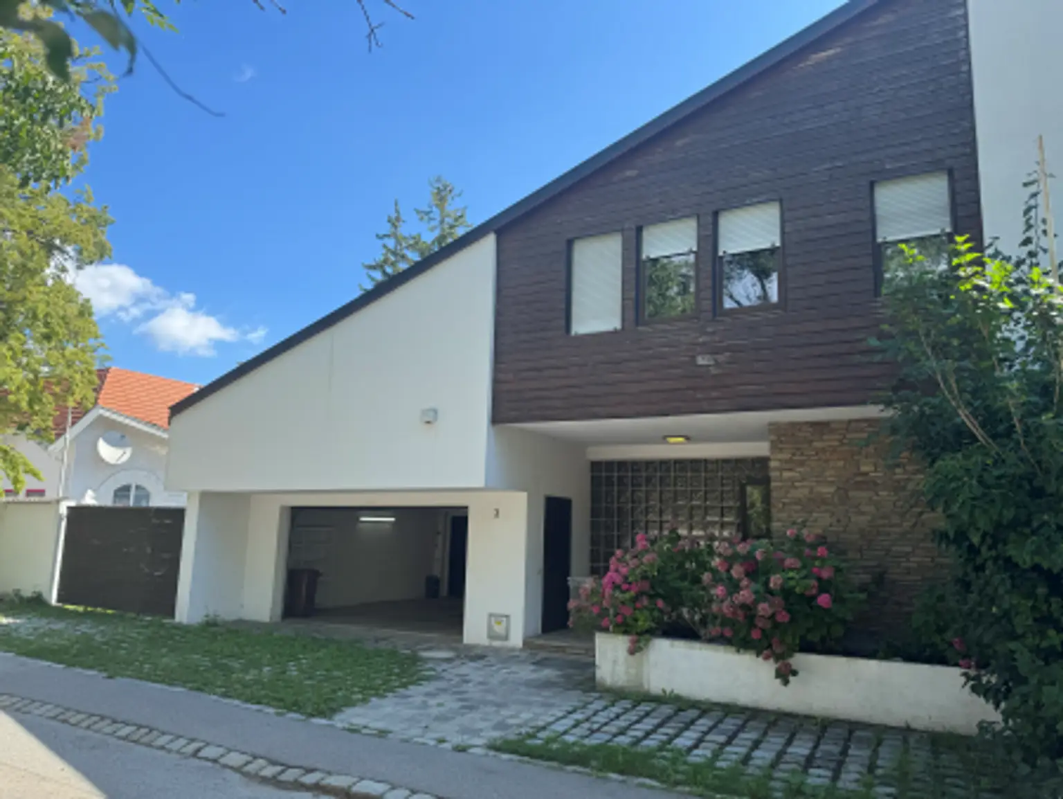"Einfamilienhaus mit 1110m² Grund mitten im Ort!"