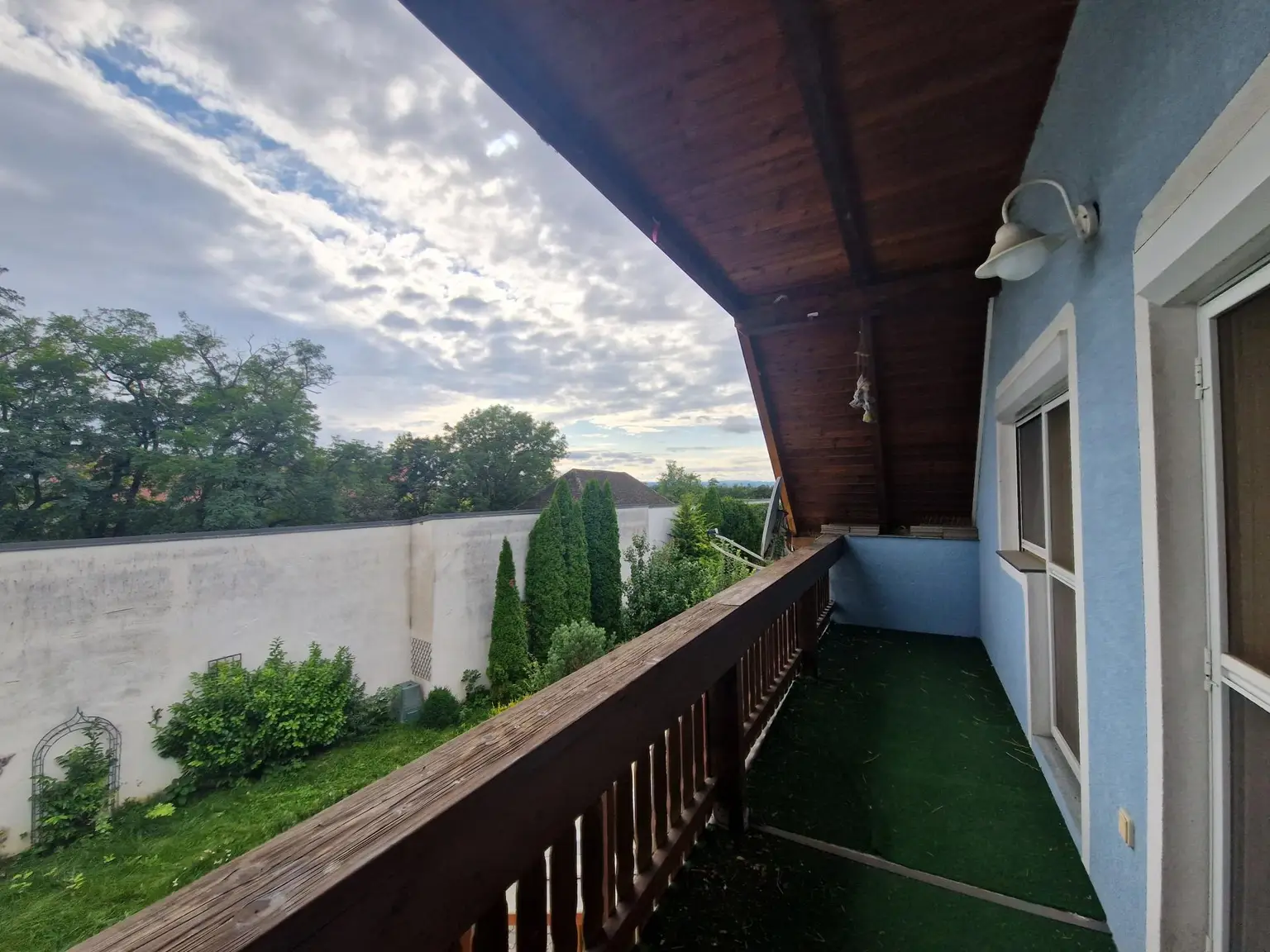 SOLIDES WOHNHAUS MIT EHEMALIGEM SOMMERHAUS, HERRLICHER TERRASSE UND POOL IN TRAUMHAFTER RUHELAGE
