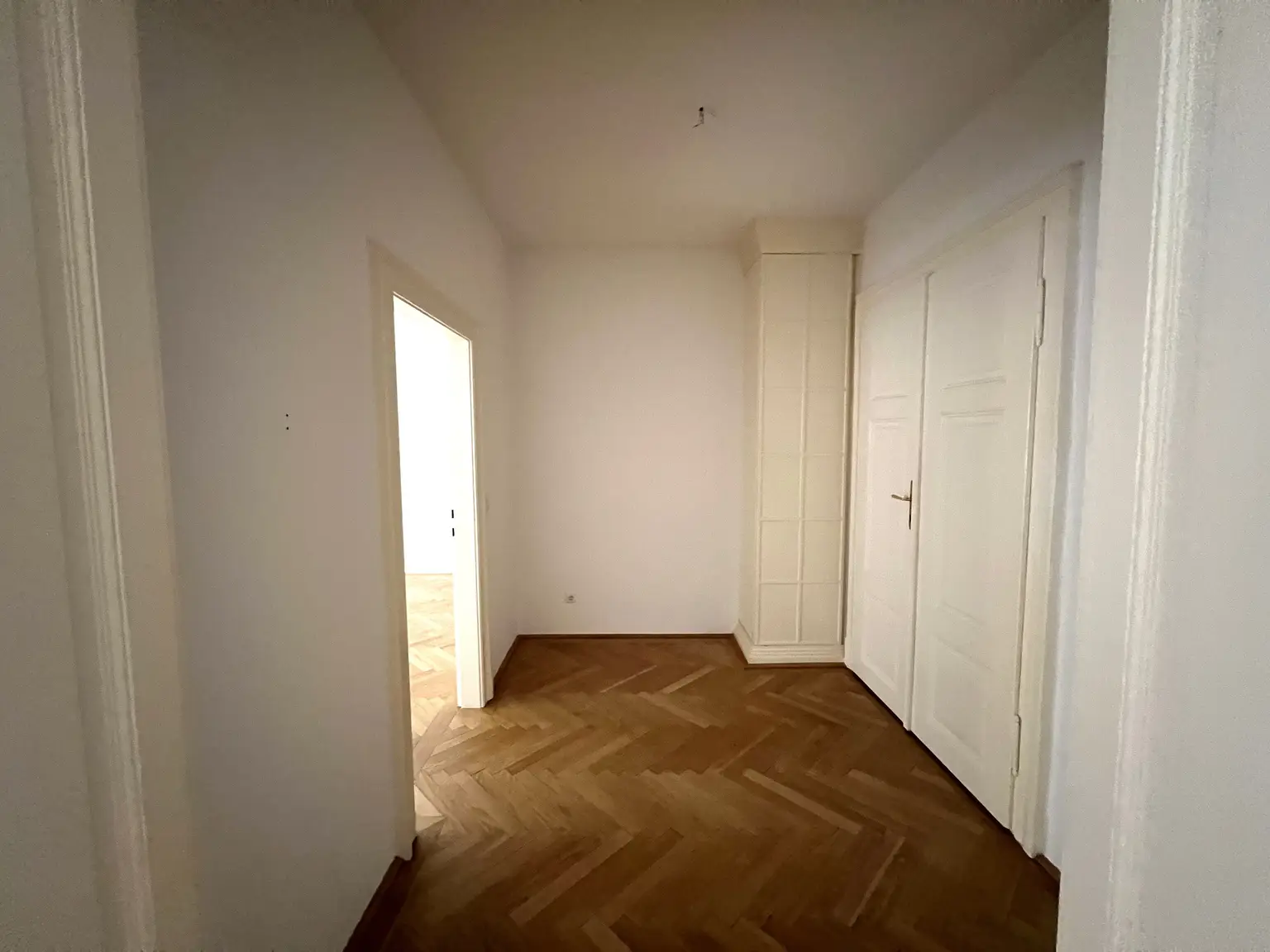 Charmante Altbauwohnung im Herzen Wiens / Charming apartment in an old-style building in the heart of Vienna