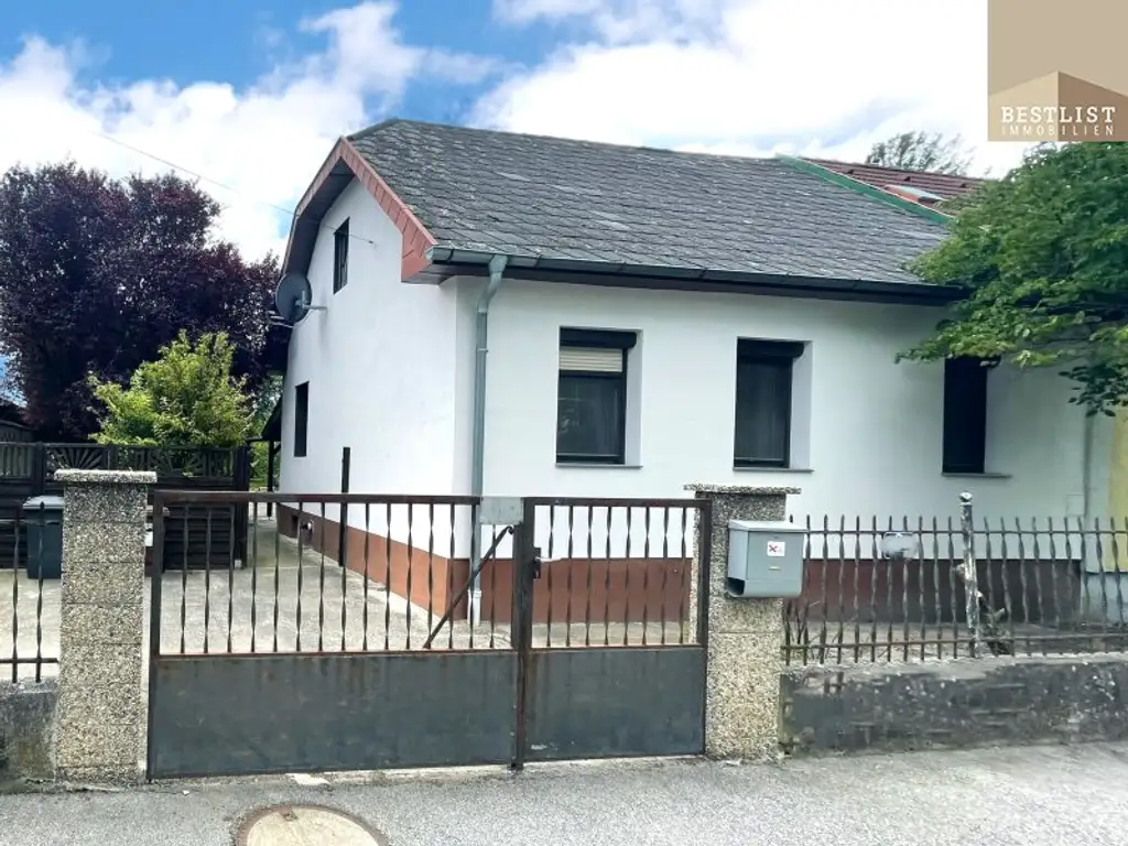 Kleines ausbaufähiges Haus mit uneinsichtigem großem Garten
