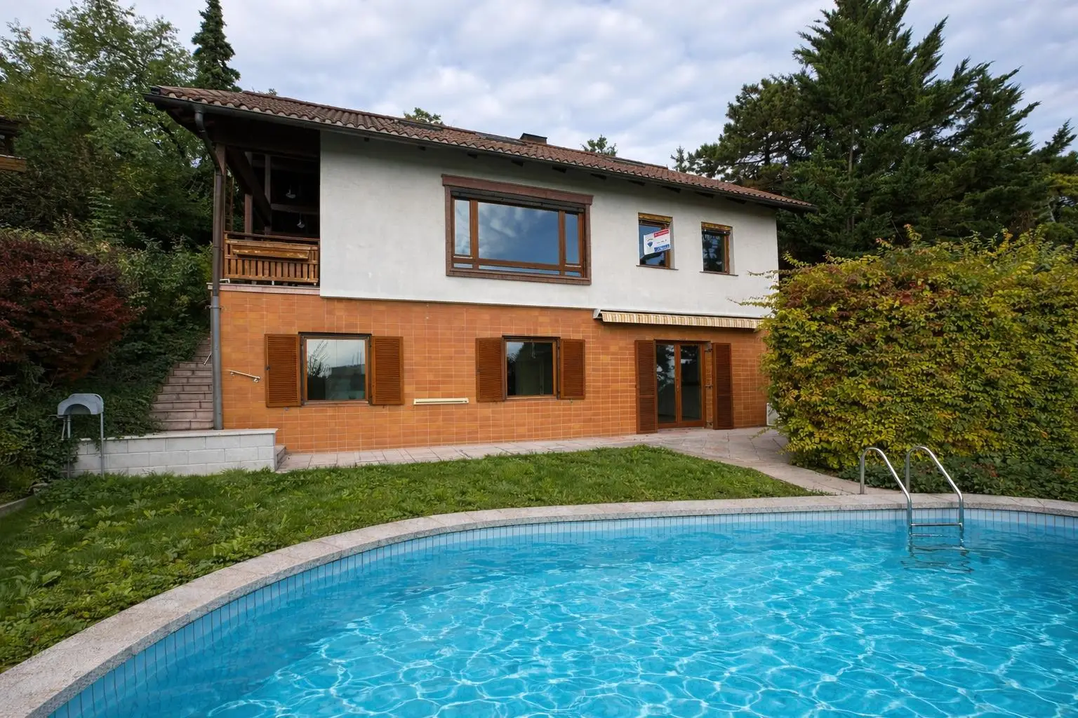 Hausansicht vom Pool 1