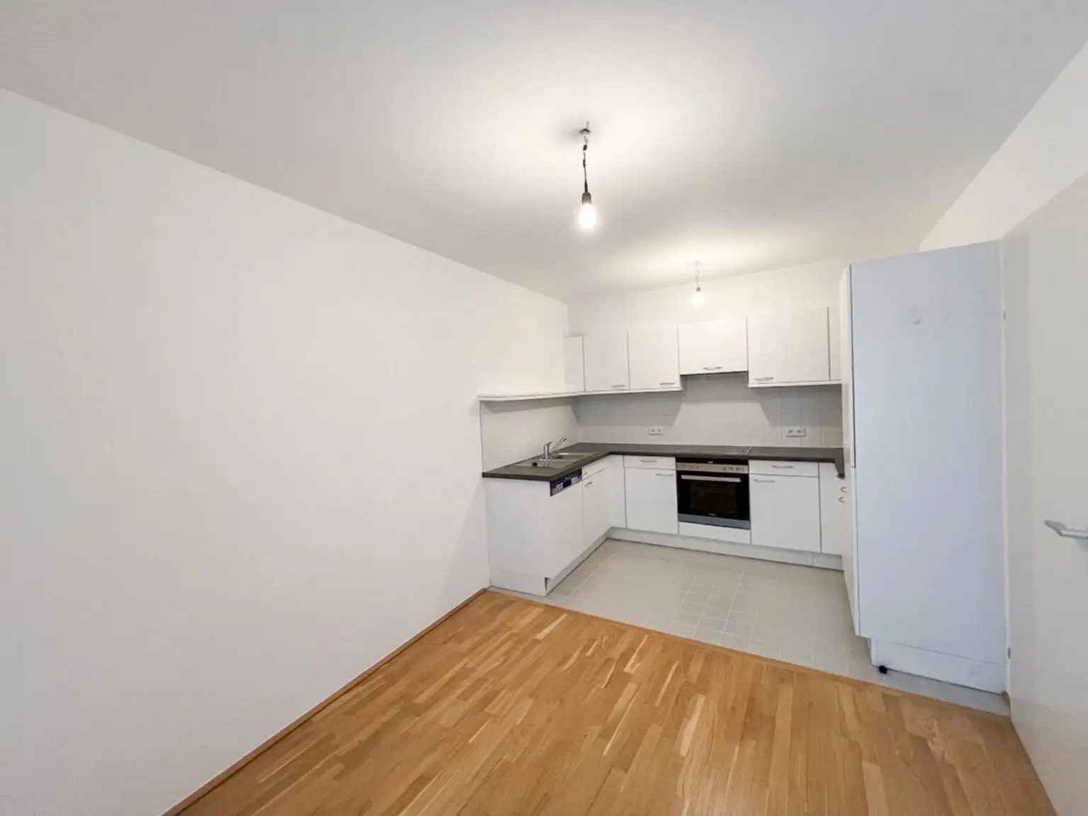 UNBEFRISTET: Top-Lage beim Stephansplatz: Moderne, klimatisierte Dachgeschoßwohnung im stilvollen Haus / Prime location near Stephansplatz: a modern, air-conditioned penthouse flat in a stylish building