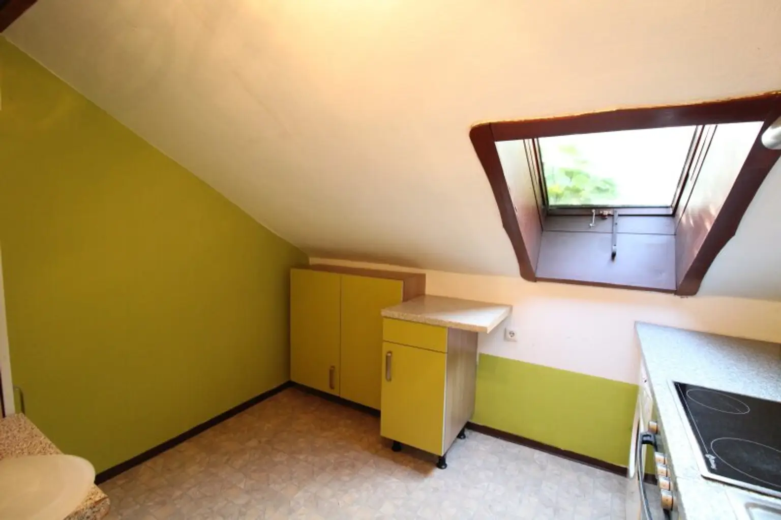 WAIDMANNSDORF  -  Sanierungsbedürftiges Haus in Aussichtslage!