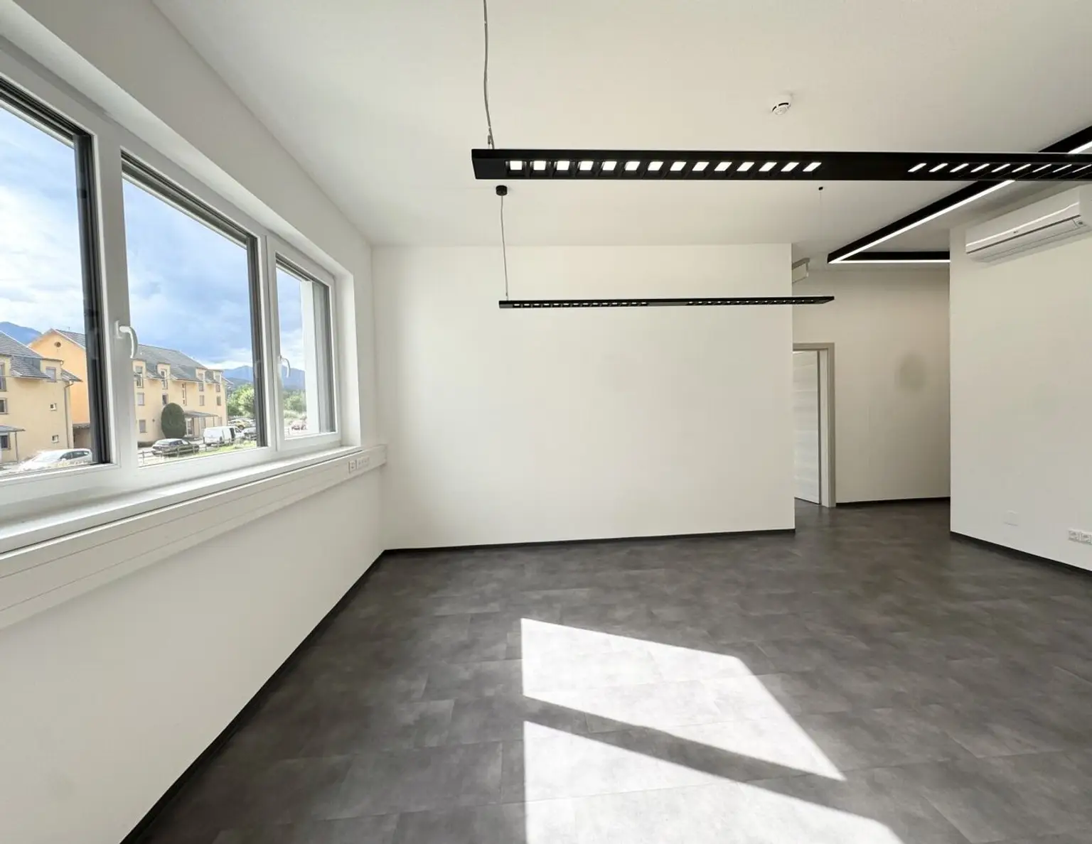 Moderne Büro- und Praxisräumlichkeiten mit 145m² in neuwertigem Firmengebäude zu vermieten!