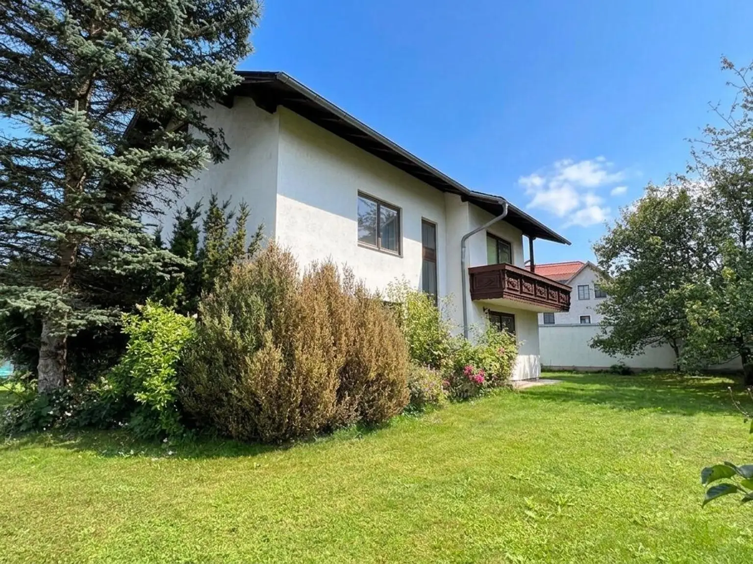 Außenansicht samt Garten