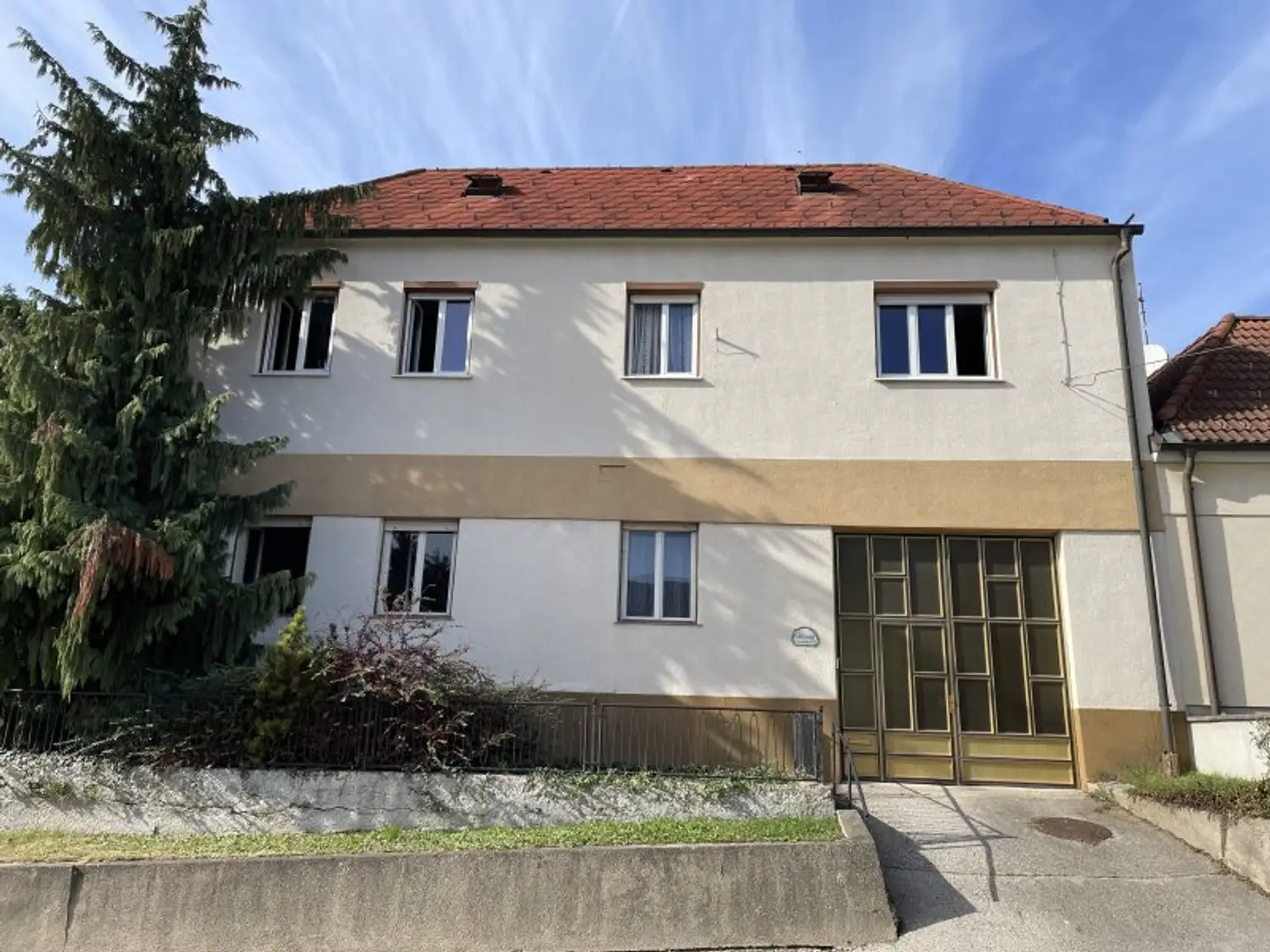 GROSSZÜGIGES ANWESEN MIT WOHNHAUS -- WUNDERSCHÖNER INNENHOF UND GROSSER GARTEN -- 1.315 m²!