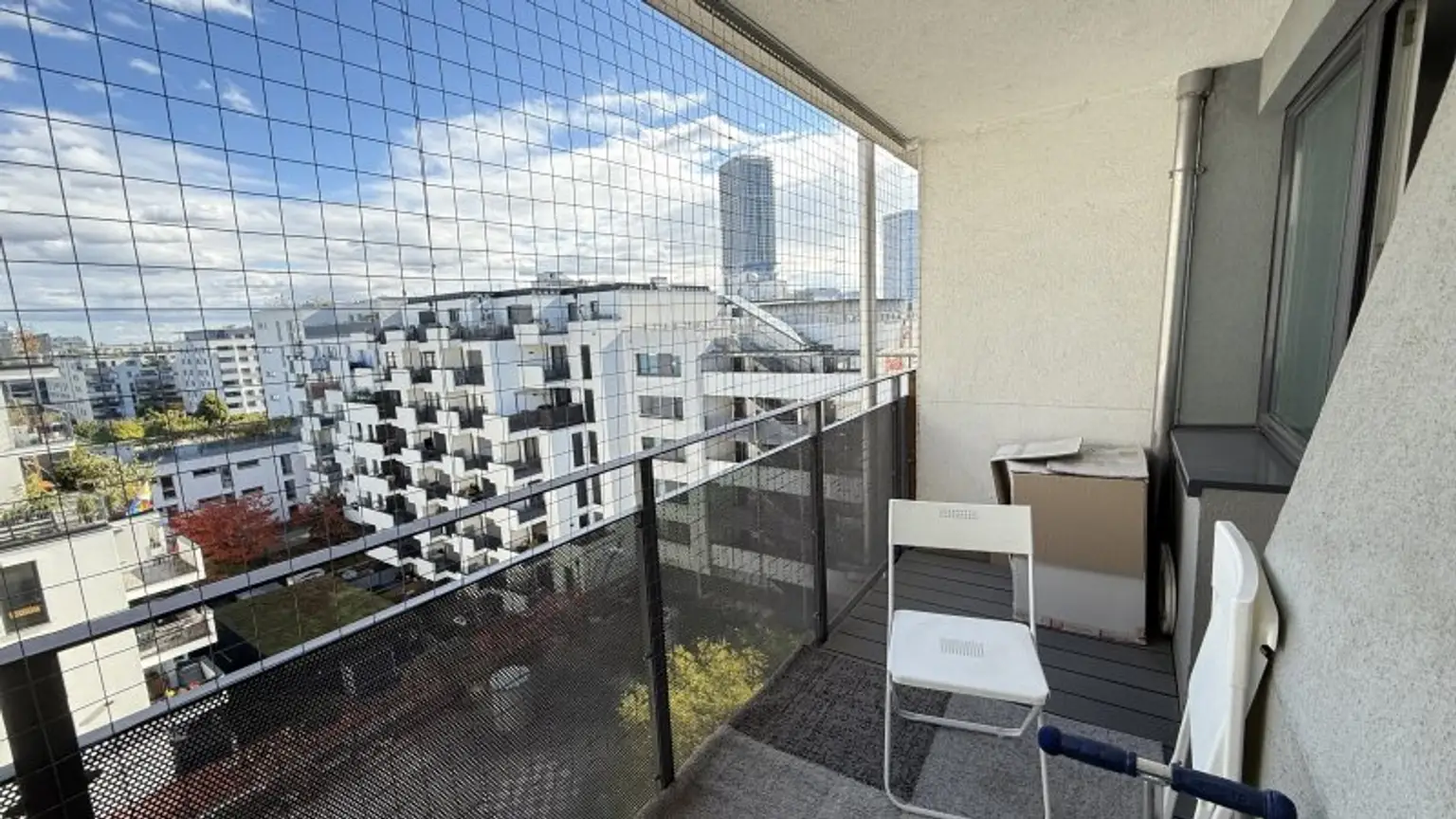 Tokiostraße / Kirschblütenpark: VIS / Japanische Schule: Möblierte 4 Zimmer-Maisonetten-Wohnung mit einer Loggia und Terrasse + optionaler Garagenstellplatz!