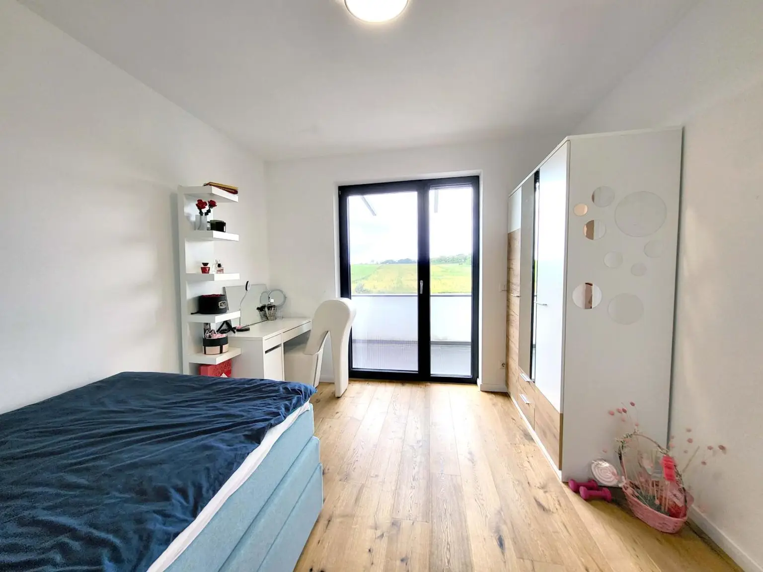 Ihr neues Zuhause: moderne Doppelhaushälfte auf großem Grundstück