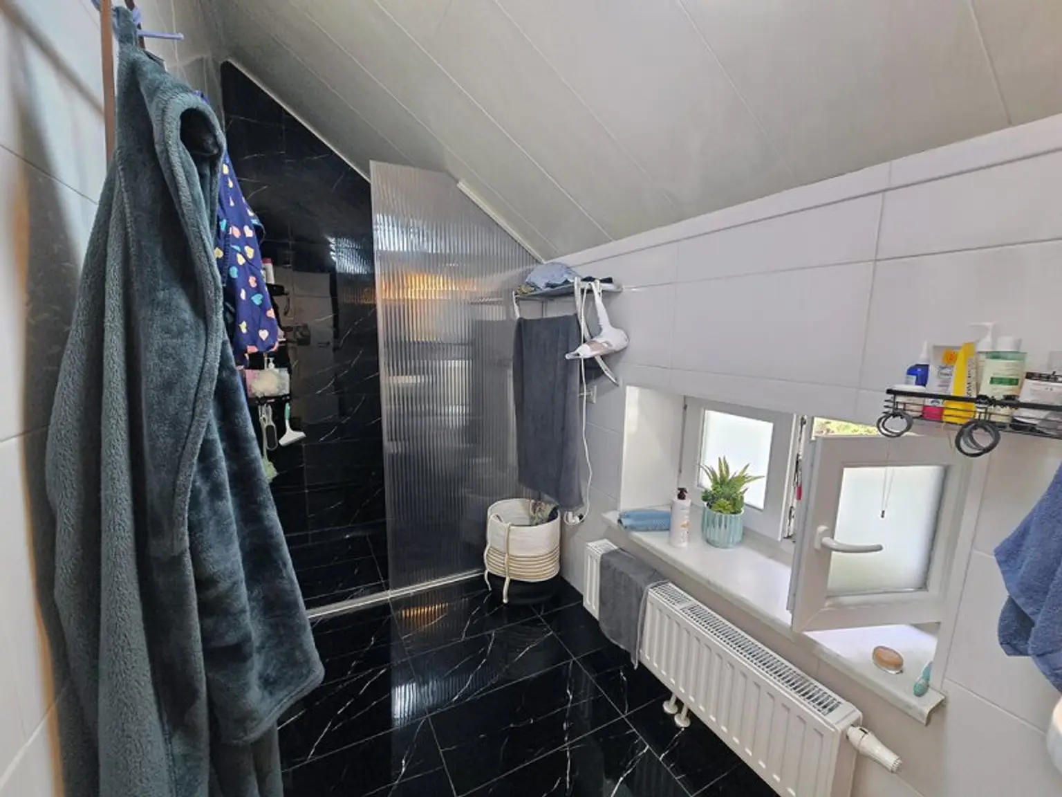 *** WOHNHAUS MIT 4 (VERMIETETEN) WOHNEINHEITEN ***