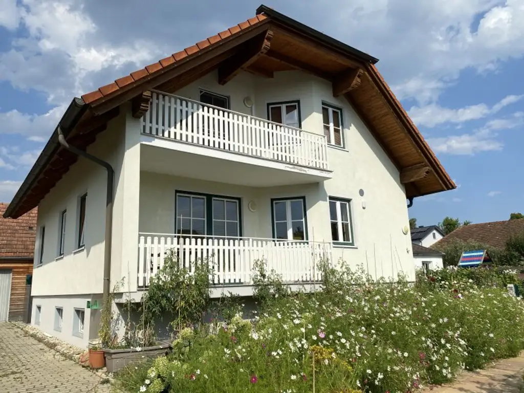 2 Häuser mit Nebengebäuden und Garten