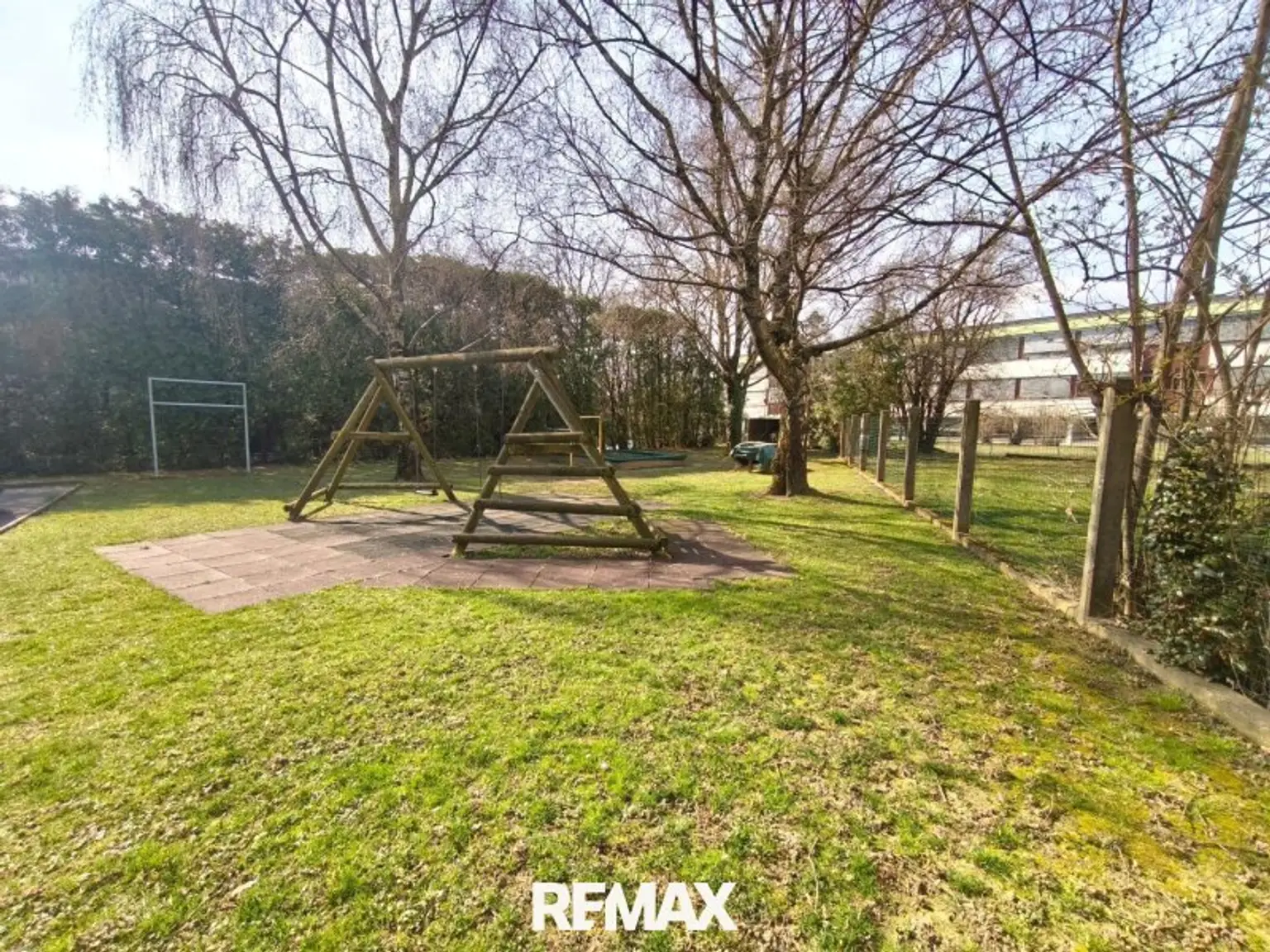 Grünfläche mit Spielplatz