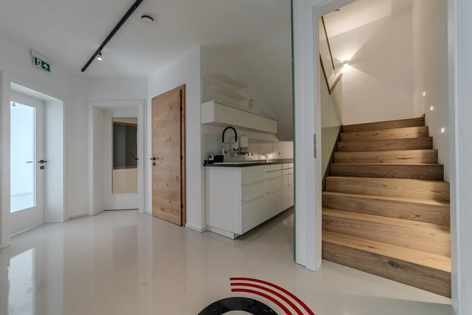 Exklusives Doppelhaus mit Gewerbefläche und Outdoor-Pool in sehr ruhiger Lage