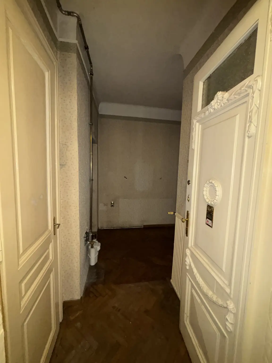 Sanierungsbedürftige 82m² Altbauwohnung mit mini Balkon in Hofruhelage!