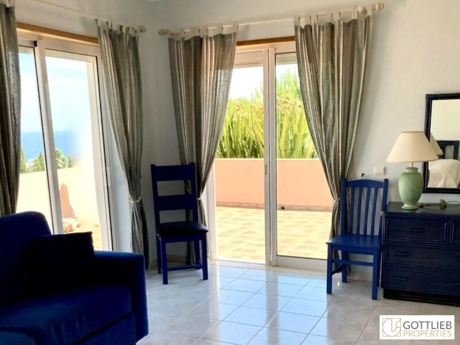 Uneinsehbare Villa mit Terrassen und großem Garten, Swimmingpool und Meerblick