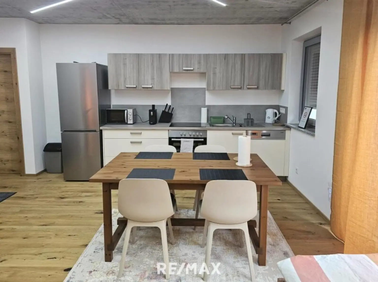 Essplatz mit Blick auf die Küche