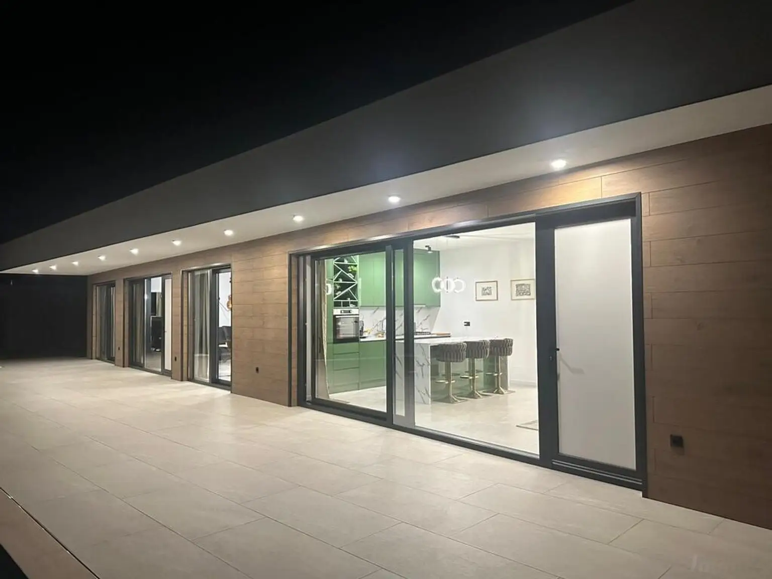 326D92D9-31E5-4F03-9258-EF9DB613F4C8_1_105_c