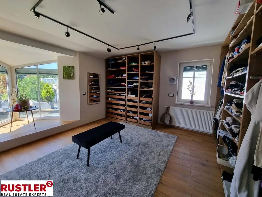 Großzügiges Einfamilienhaus mit separater Wohneinheit  & Pool