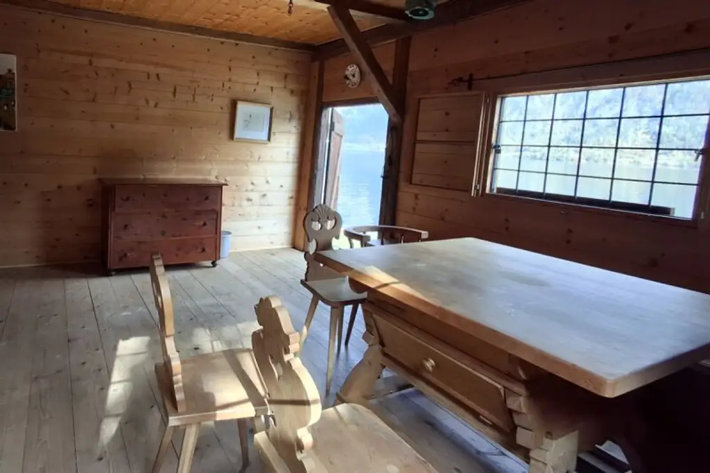 Einzigartig: Hütte und Badeplatz direkt am Hallstättersee.