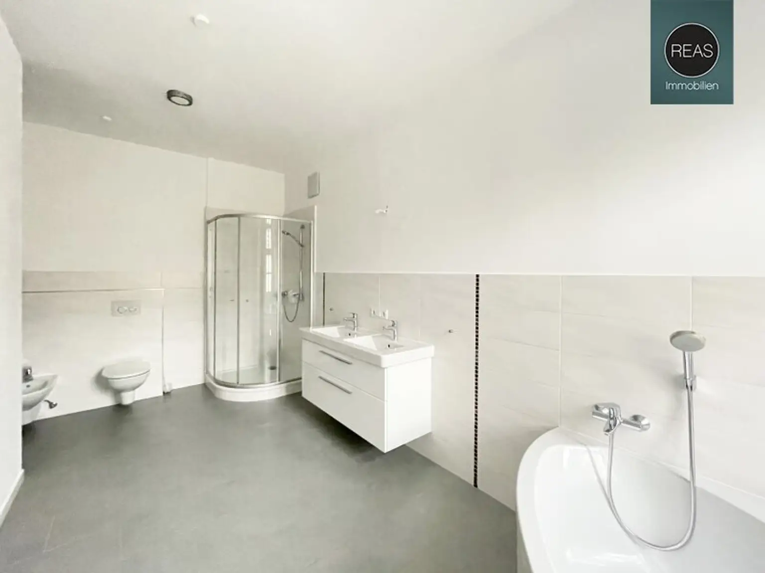 Provisionsfrei: Wunderschönes Apartment mit ruhiger Balkon-Terrasse bei der Orangerie Schönbrunn!