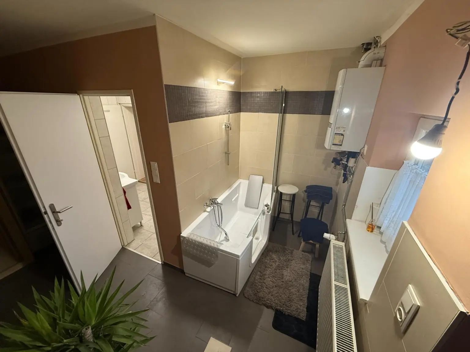 Bad mit Wanne & Lagerraum & Ausgang