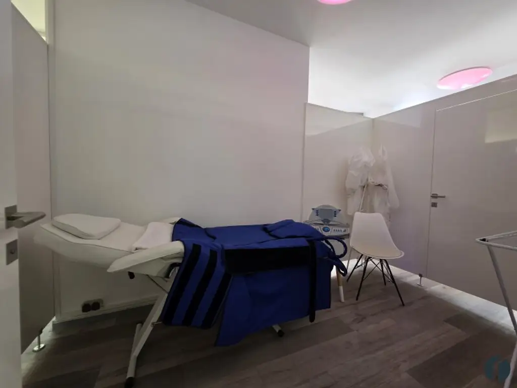 Modernes Kosmetikstudio mit hochwertigen Sonnenliegen – sofort startklar!