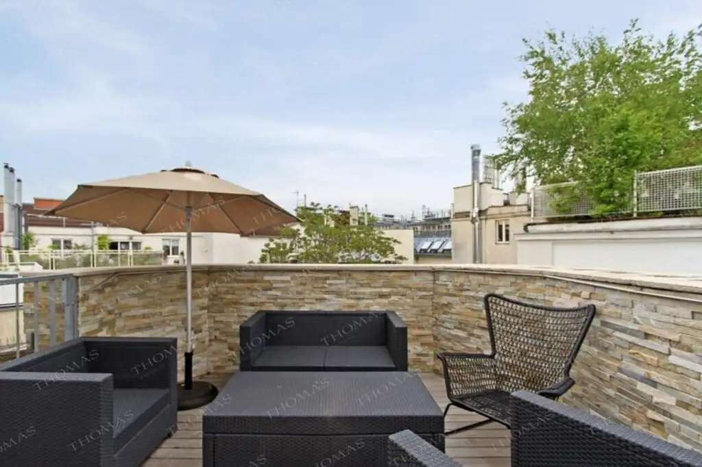 Exklusiv möbliertes DG Apartment mit Terrasse