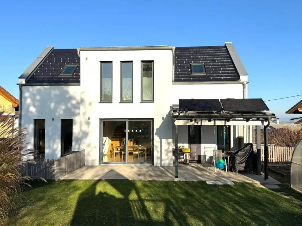 Modernes Einfamilienhaus mit exklusivem Schwimmteich/Naturpool