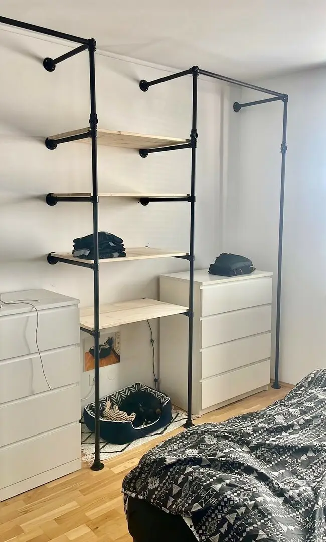 möblierte Variante der Vormieter... offener Schrank im SZ