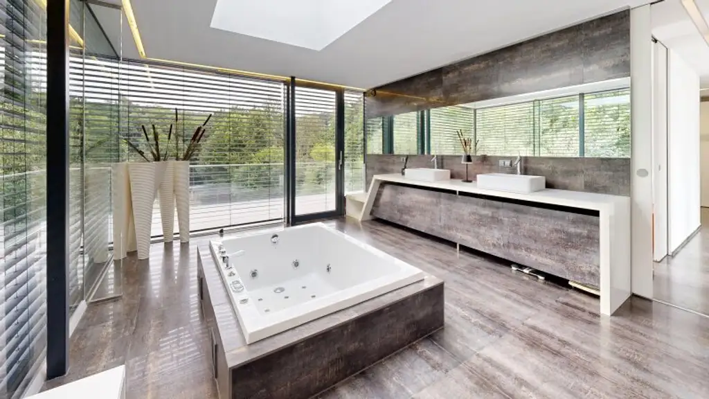 Luxusvilla mit Infinitypool in absoluter Ruhelage in Hinterbrühl – Exklusives Anwesen mit Top-Ausstattung