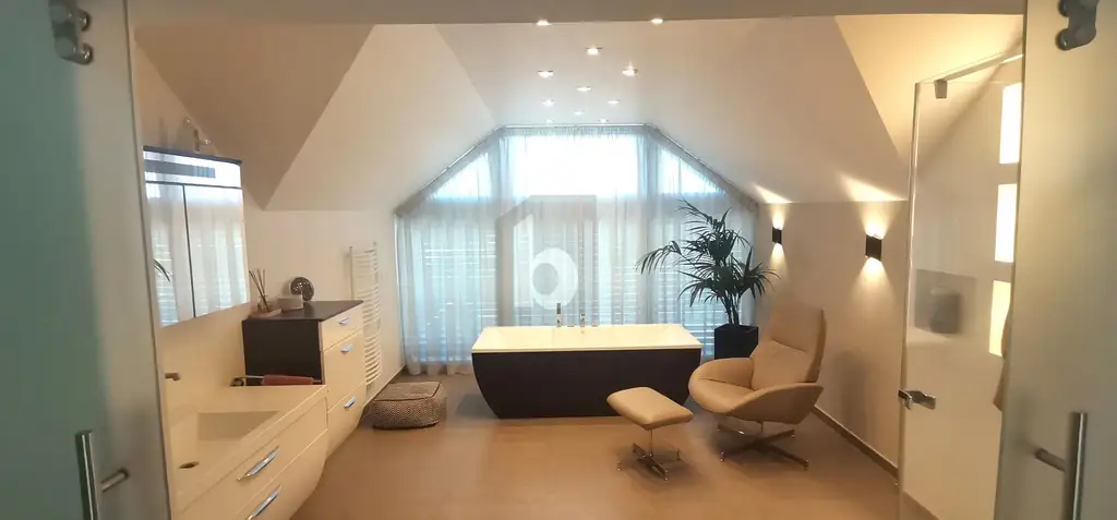 MODERNE ELEGANZ - GROSSZÜGIGER FAMILIENHIT MIT POOL UND POOLHAUS