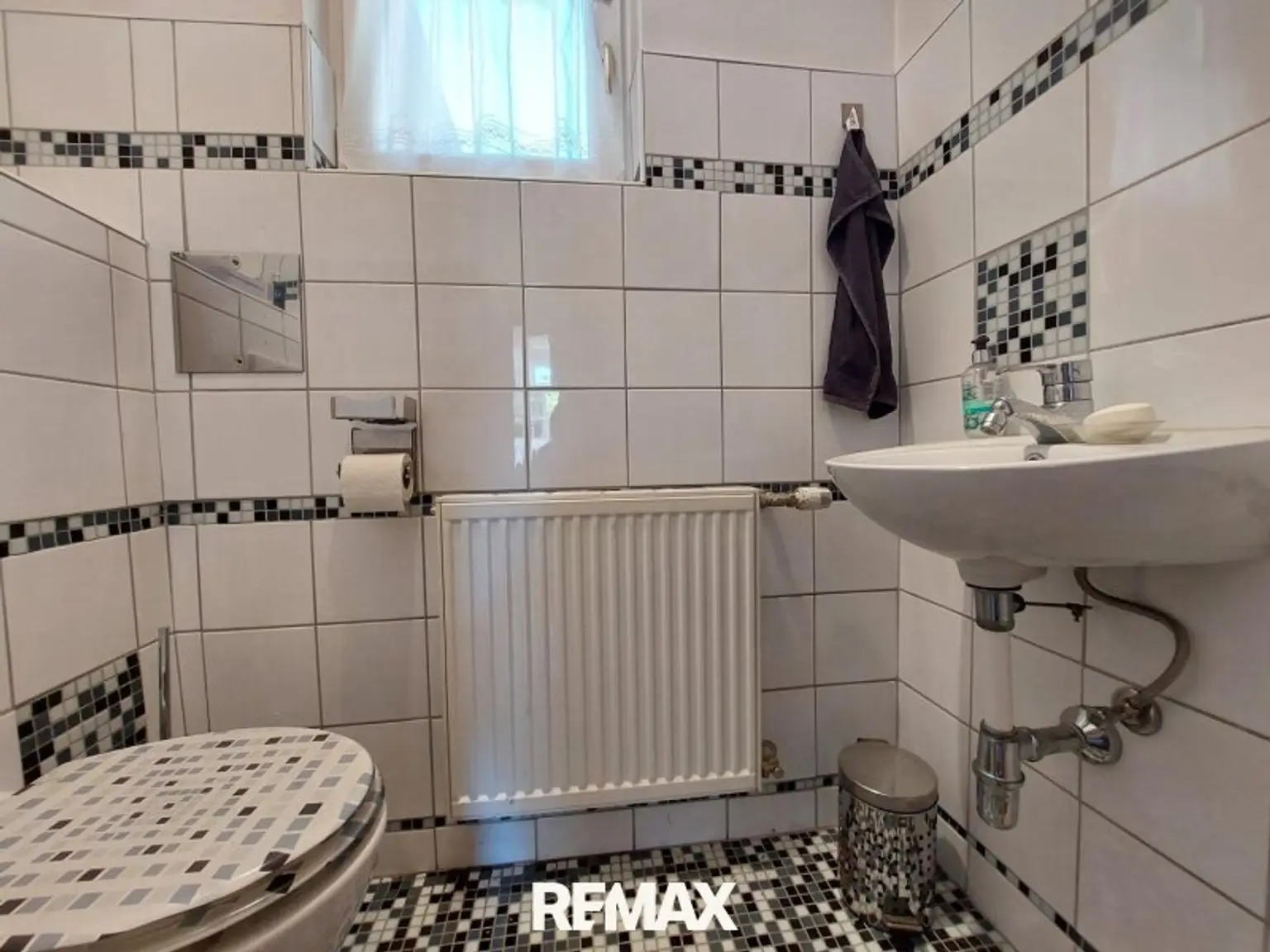 Toilette mit Handwaschbecken