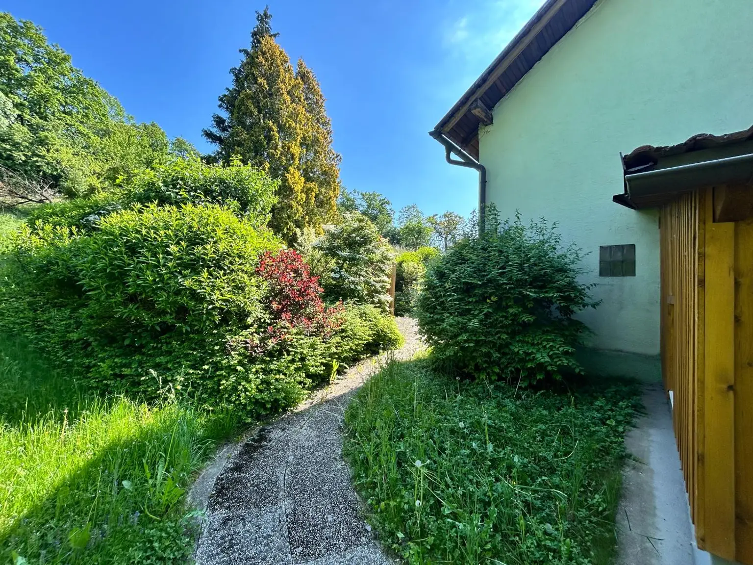 Traumhaftes Grundstück mit atemberaubendem Fernblick und charmanten Einfamilienhaus