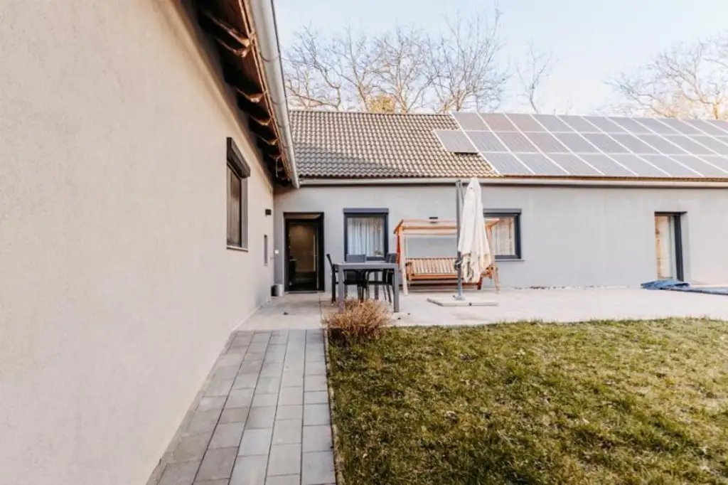 Verträumtes Bauernhaus neu adaptiert (2013) mit Toreinfahrt, Pool, Stadel und Schuppen