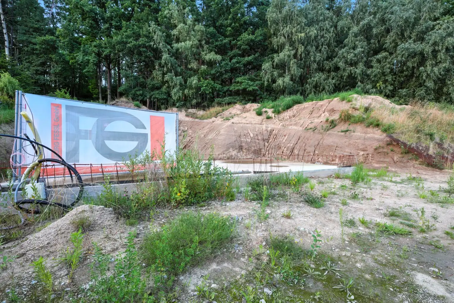 Baugrundstück mit Baubewilligung und Einreichplan für Einfamilienhaus, Garage und PKW Stellplatz