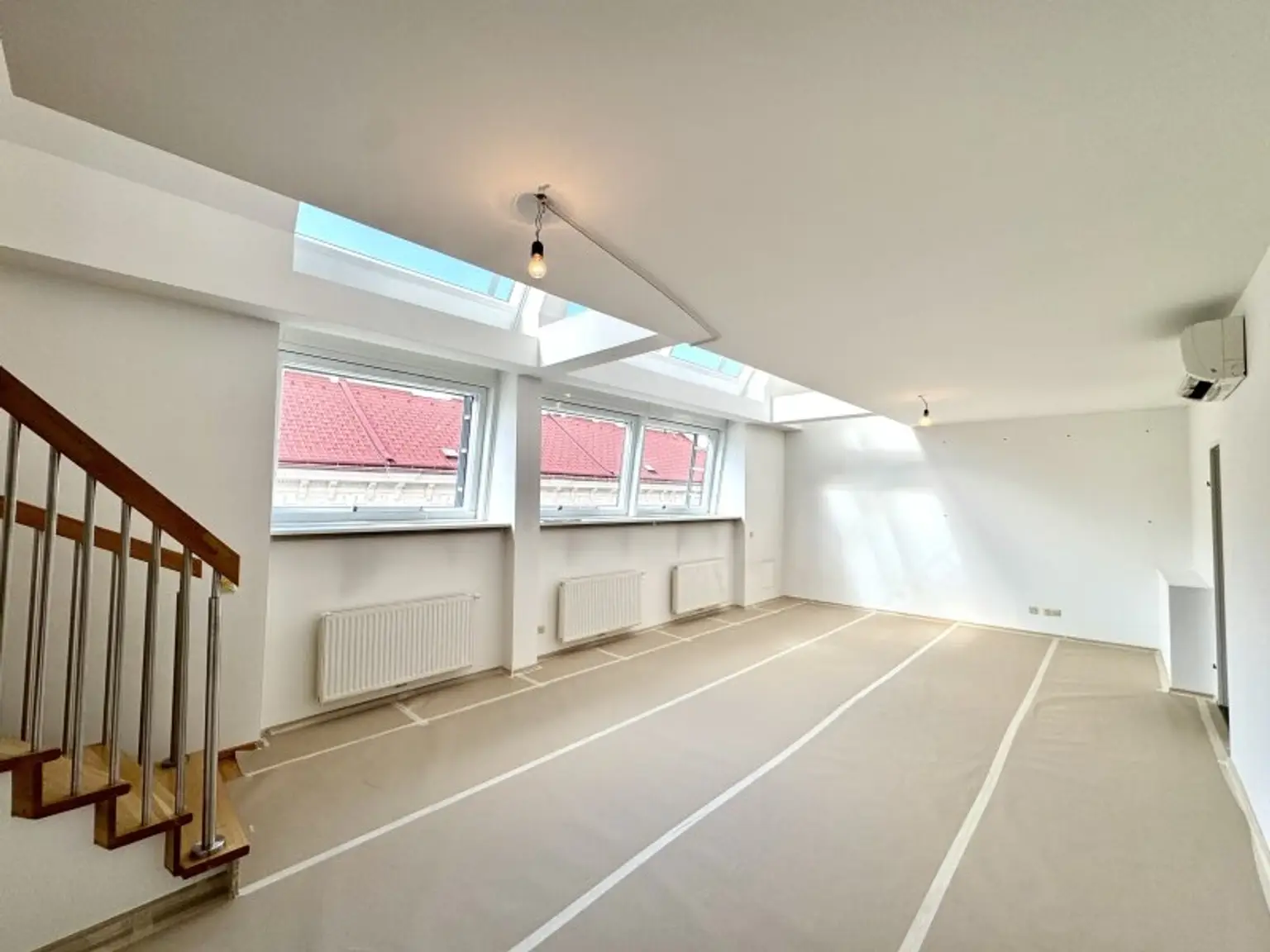 NEU! Lichdurchflutete Maissonette Dachgeschosswohnung mit Dachterrasse im Servitenviertel zu vermieten! Mit Blick auf Stephansdom und Kahlenberg!