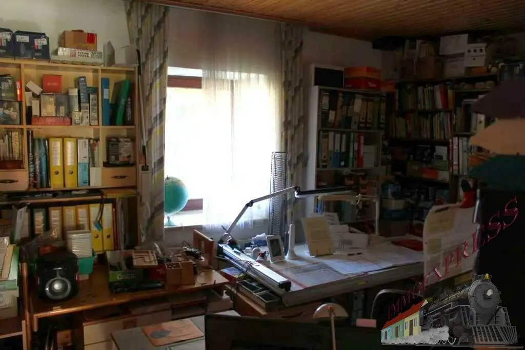 Ein-/ Zweifamilienhaus mit viel Potential - 3 Garagen - 1.368 m² - getrennte Eingänge