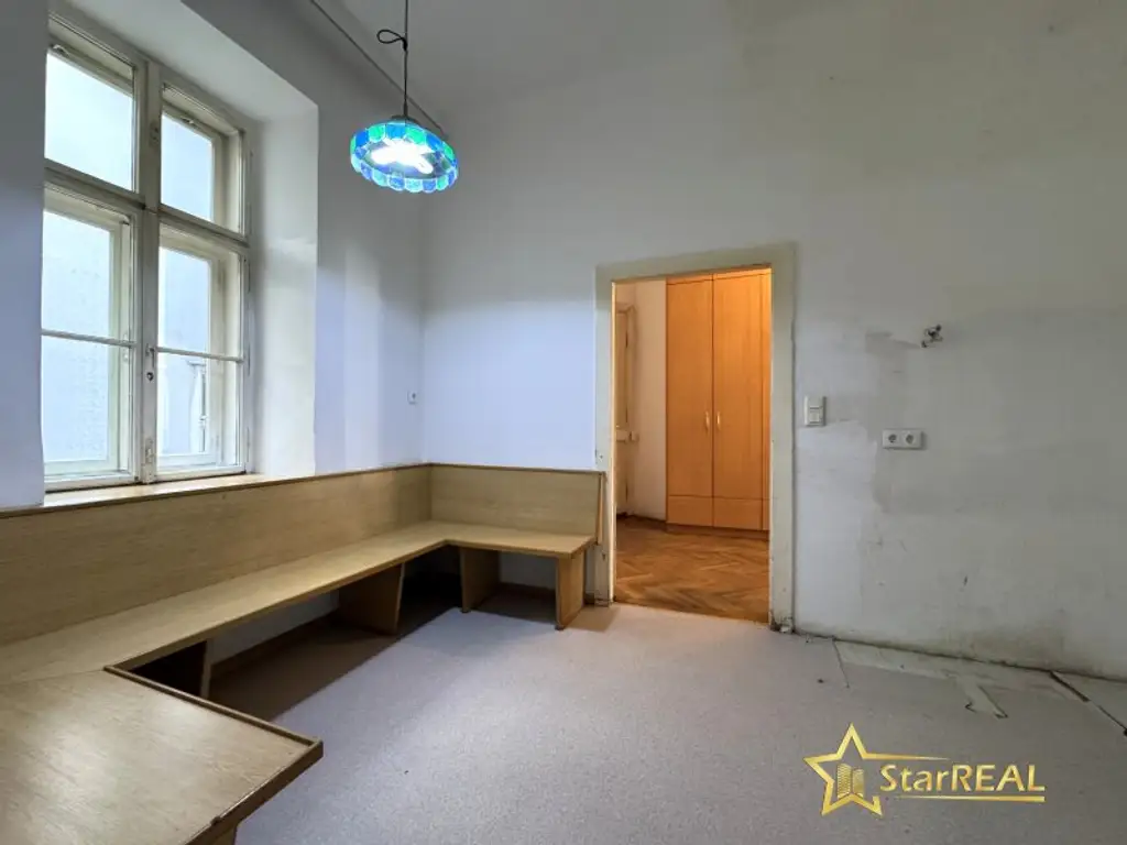 ROHDIAMANT IN TOPLAGE! U6 DIREKT. SANIERUNGSBEDÜRFTIGE 3,5 ZIMMER. FISCHGRÄTPARKETT.