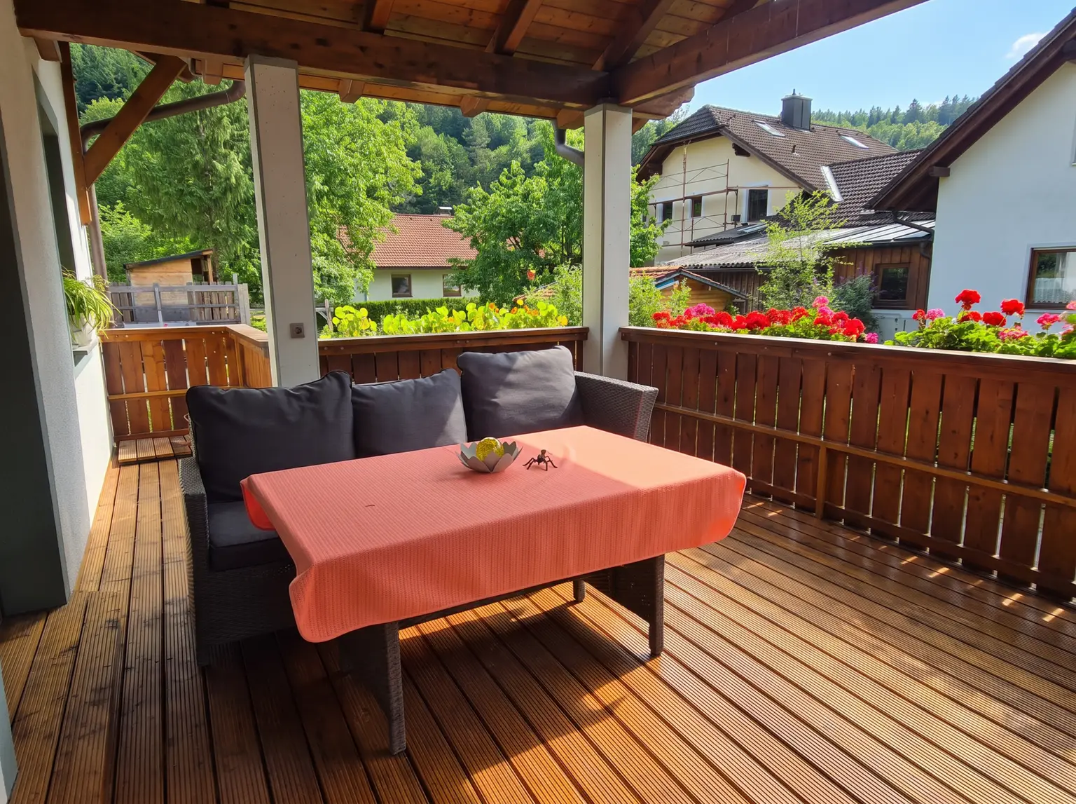 überdachte Terrasse vom Wohnzimmer begehbar