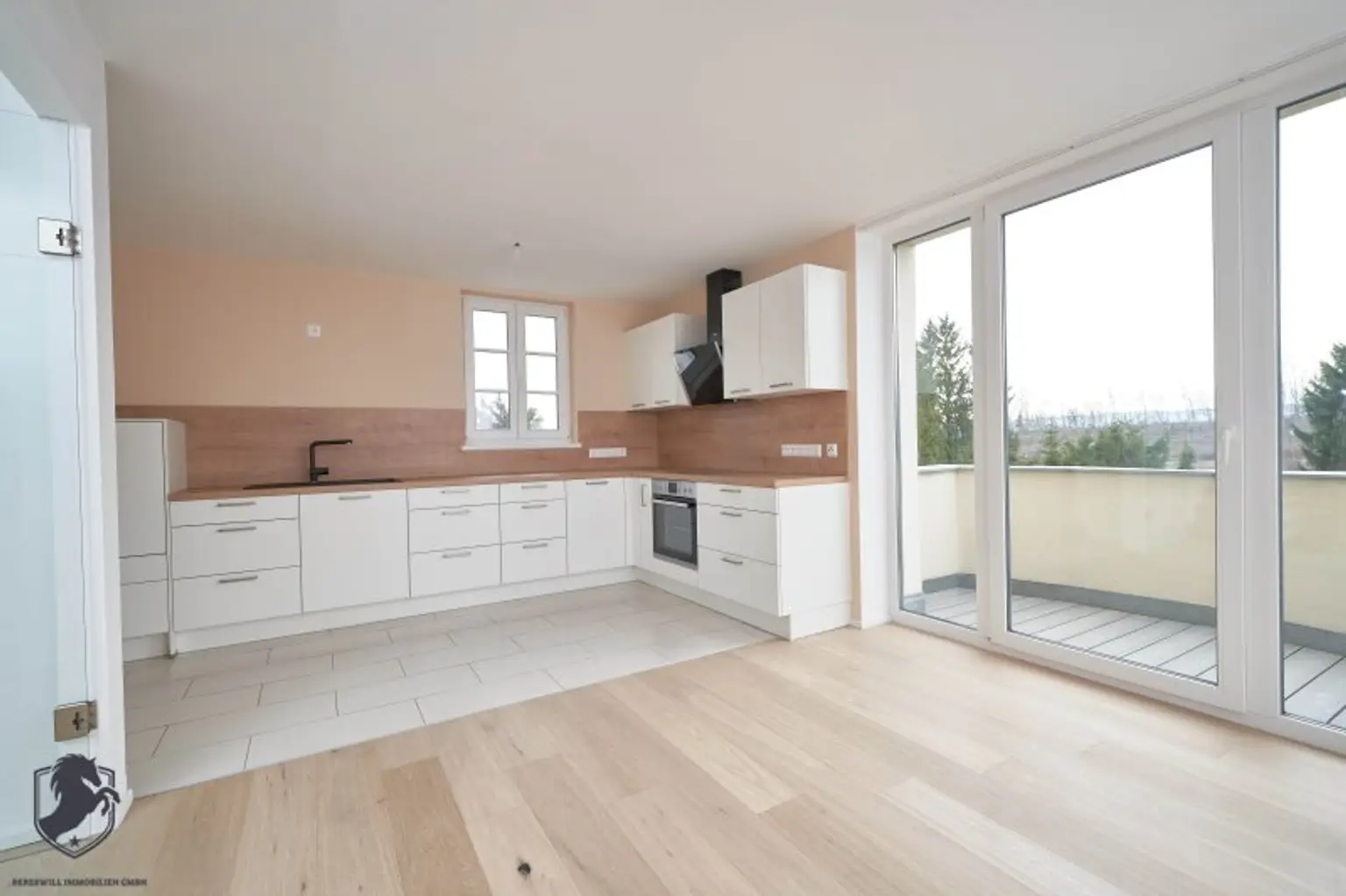 Außergewöhnliche Villa mit drei Wohneinheiten, Gewerbeeinheit & teilbarem Grundstück