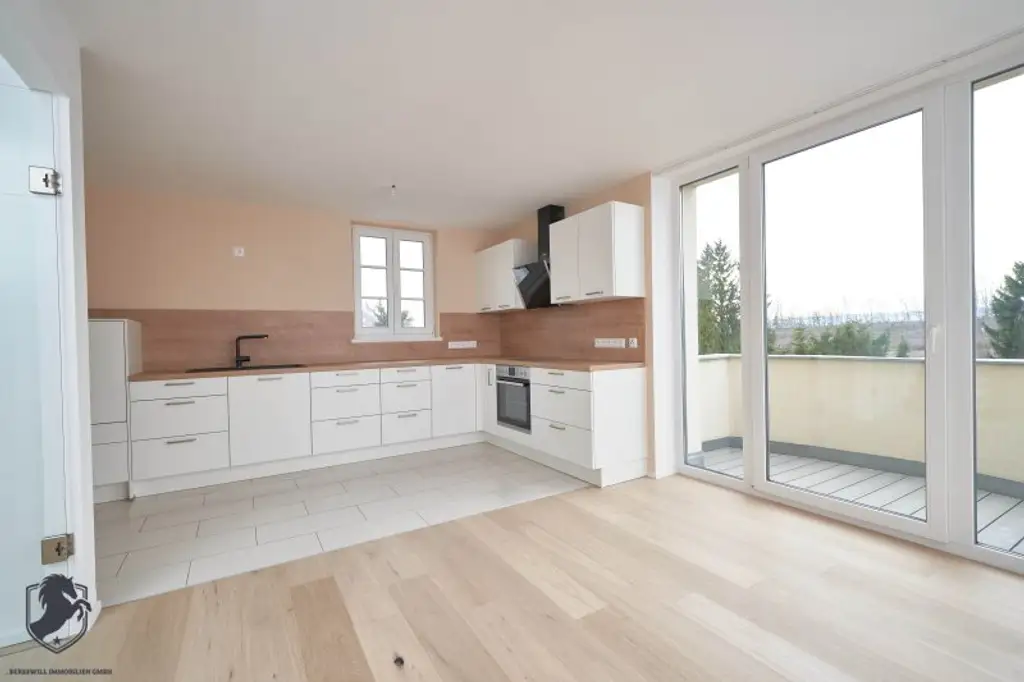 Außergewöhnliche Villa mit drei Wohneinheiten, Gewerbeeinheit & teilbarem Grundstück