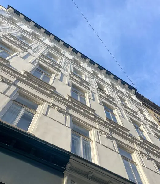 Exklusive Altbau-Residenz mit modernster Technik – hofseitige 2-Zimmerwohnung mit Balkon beim Naschmarkt