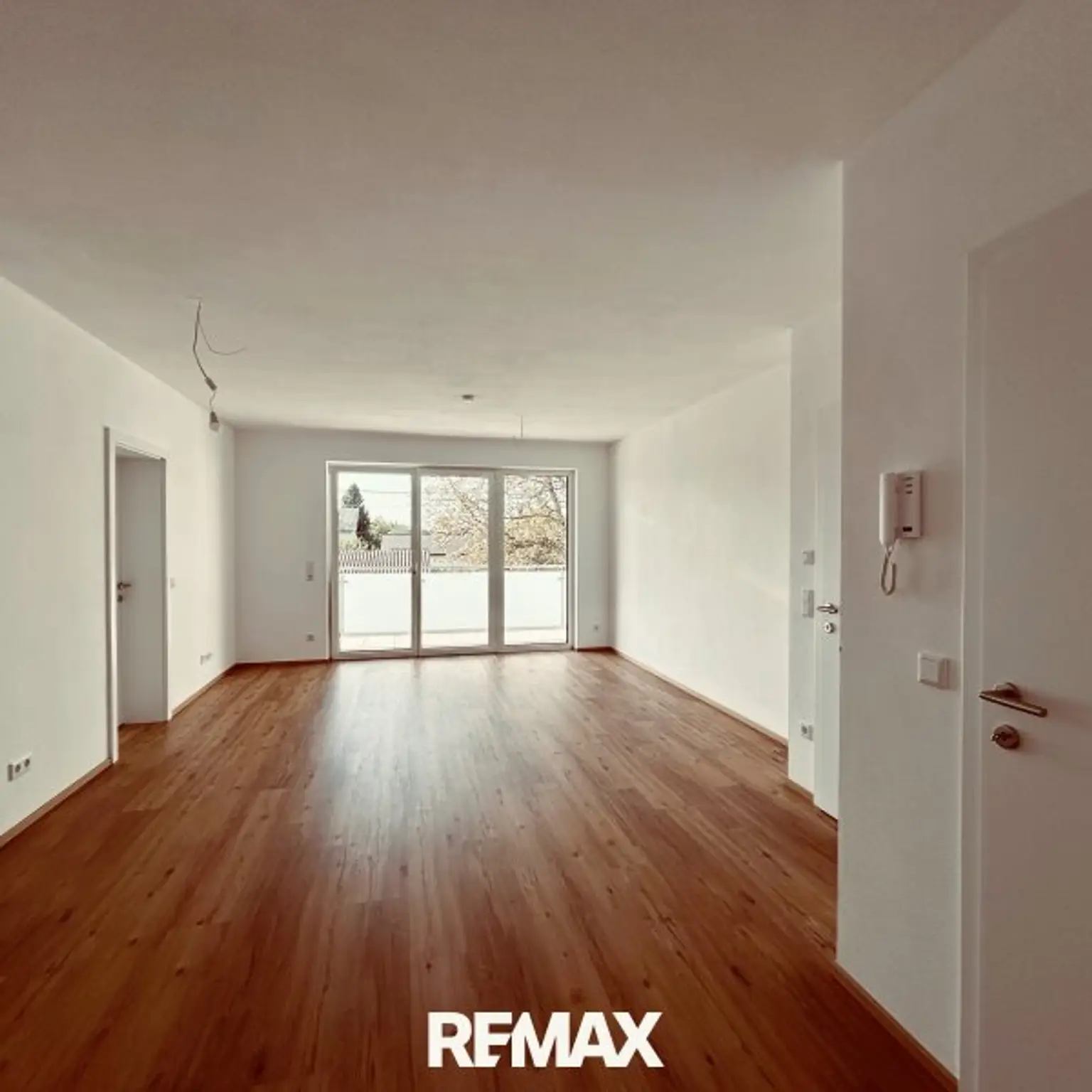 Wohnraum mit direktem Zugang zum Balkon