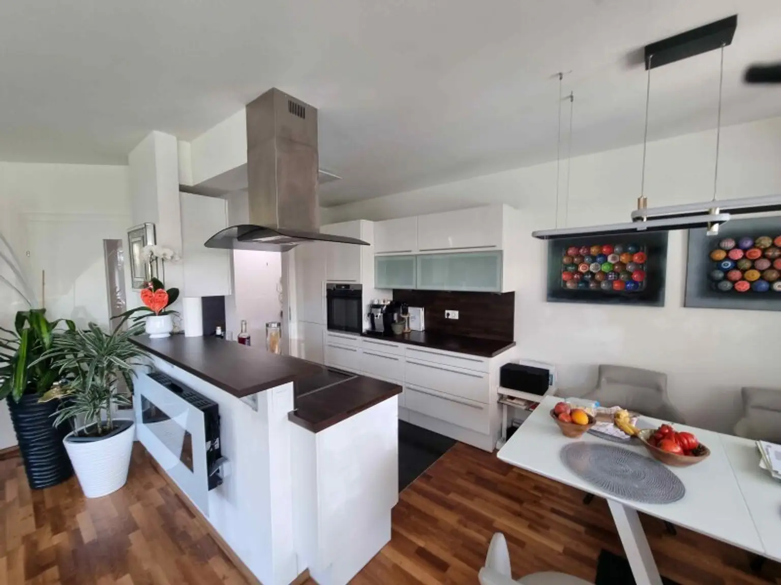Traumhafte und neuwertige 3 Zi Gartenwohnung mit 220m² Eigengarten und Massiv-Pool in Waidmannsdorf mit Tiefgarage