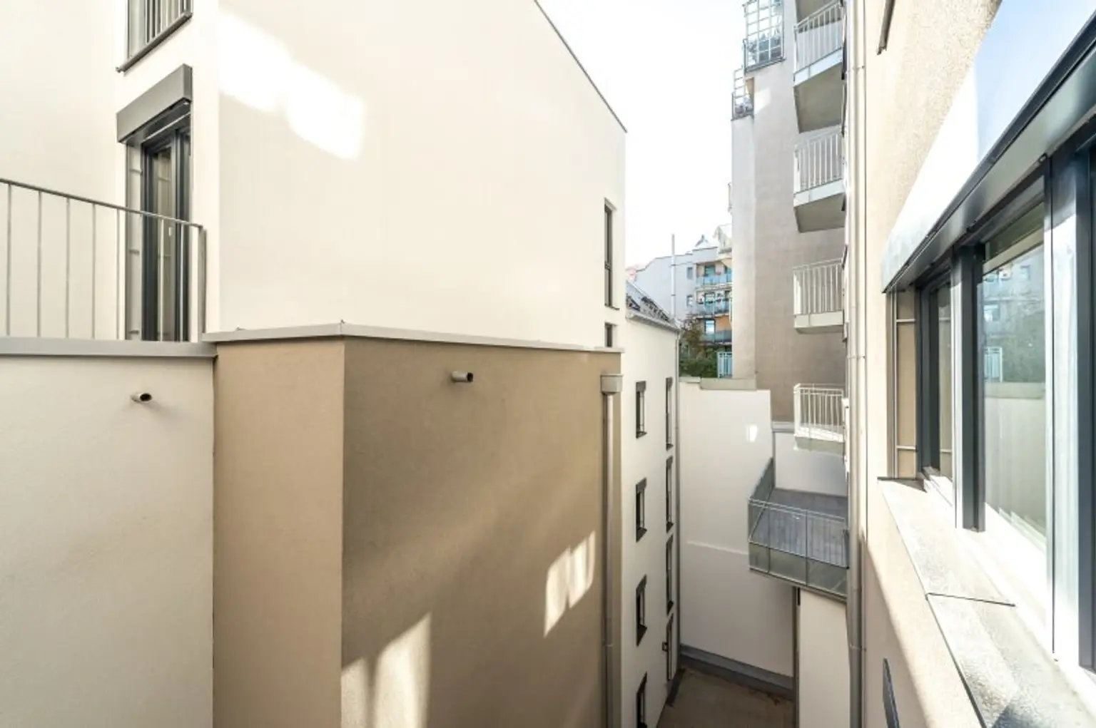 Six in the City: Premium 2-Zimmer Apartment mit Balkon!! BESTLAGE direkt beim Haus des Meeres