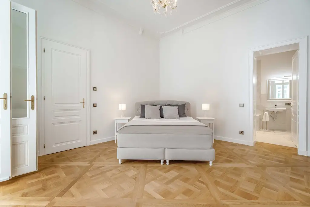 Exklusive 2-Zimmer-Altbauwohnung mit Balkon & Kamin im Palais