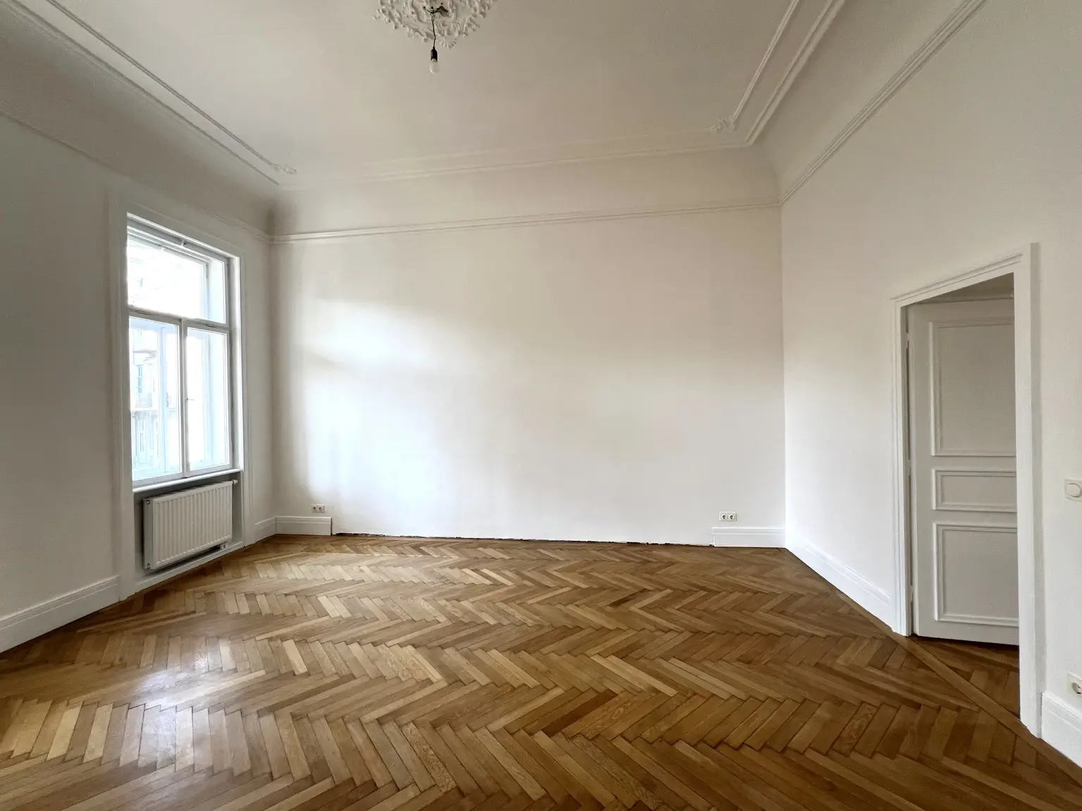 In Vorbereitung: Ansprechendes Apartment mit Terrasse und mit Blick in palais-artigen Garten / Exquisite apartment with terrace and view of the palatial garden