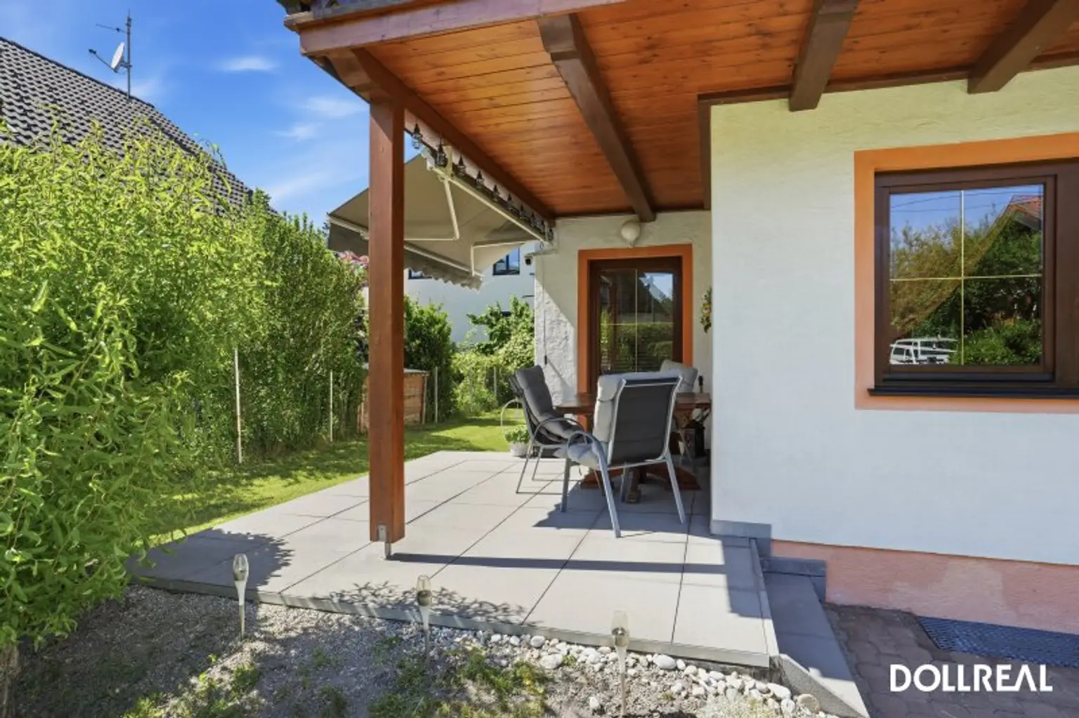 Gemütliche Terrasse mit Markise, teilweise überdacht.