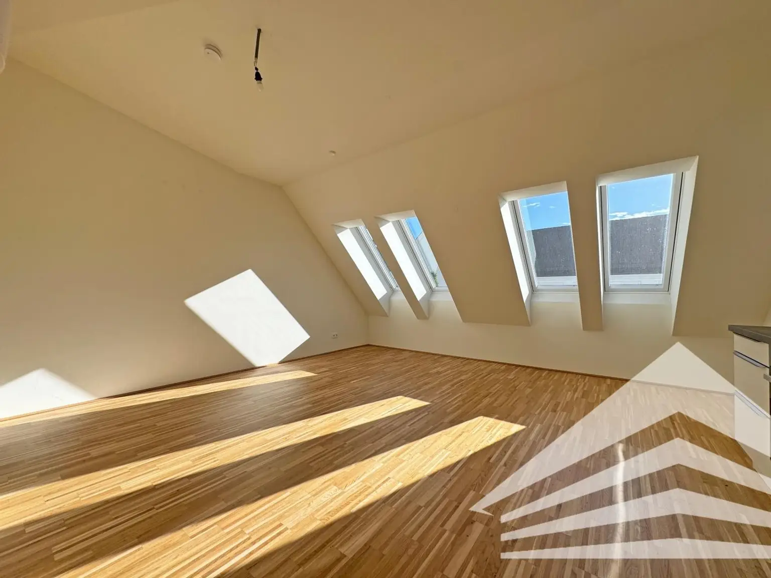 Lichtdurchflutete 3 Zi.-DG-Wohnung mit Küche und Balkon - Herz Jesu Kirche